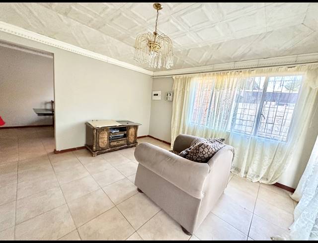 5 BEDROOM HOUSE FOR SALE IN FLORA PARK